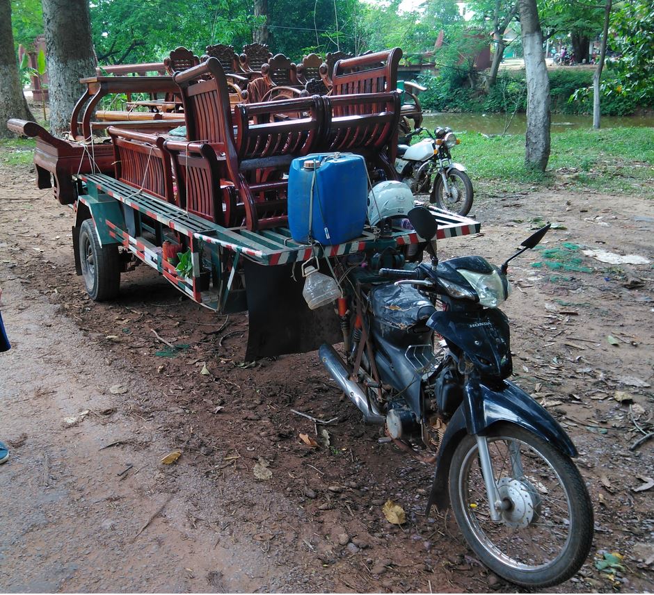 Zum Schluss noch ein Beispiel, wie Möbelschreiner 2018 in Kambodscha ihre Möbel zum Kunden transportieren.
Natürlich handelt es sich bei dem Zugmoped auch um ein 185er Moped.