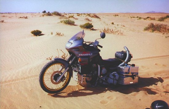 Transalp mit Ansaugschnorchel in der algerischen Wüste