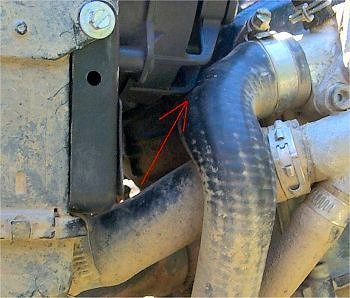 Bild 4. Falsche Einbaulage, Haltestrebe des Motors kollidiert mit Kühlwasserschlauch