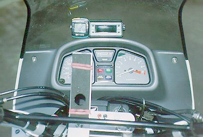 Cockpit leicht modifiziert, mit Fahrradtacho, beleuchteter Uhr und selbstgebautem GPS-Halter